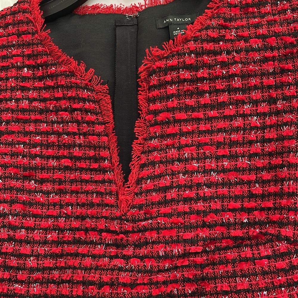 Ann Taylor red and black summer dress. Silver thread accent. Fringe edges S4